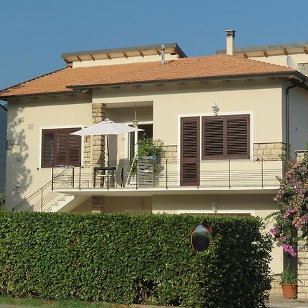 Casa Vacanze “Bouganville” Loc Avane Pisa 베키아노 외부 사진